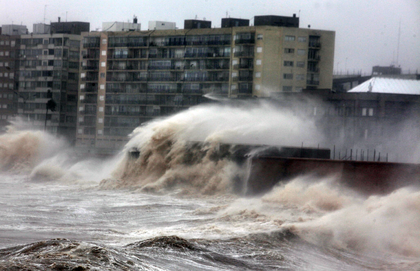 Alerta roja en Uruguay por vientos de hasta 190 km/h