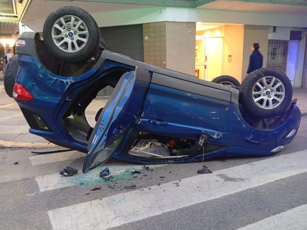 Un choque entre dos autos terminó con uno de ellos volcado en el barrio porteño de Boedo&nbsp;