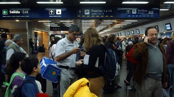 sin vuelos de aerolineas y austral por un conflicto gremial