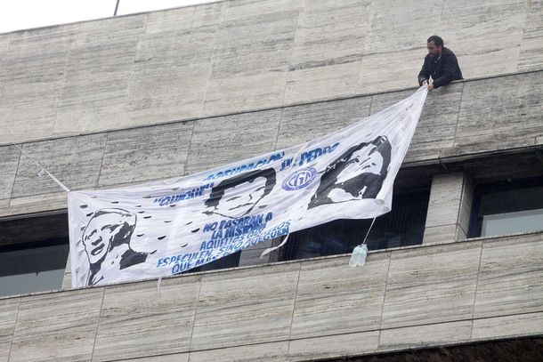 Detuvieron a dos empleados judiciales por colgar una bandera a favor de Cristina