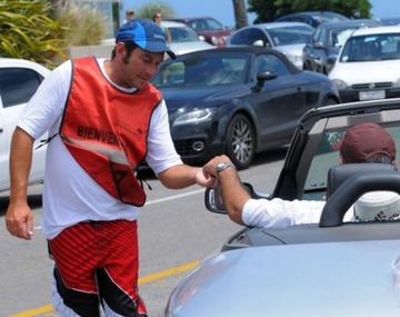 Los cuidacoches ganan hasta 3.000 dólares por mes en las playas top de Uruguay