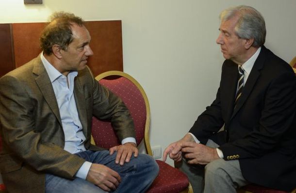 Scioli visitó una vez más a Tabaré Vázquez en su bunker de campaña