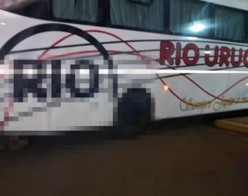 Corrientes: horror por un micro que llegó a la terminal arrastrando un cadáver