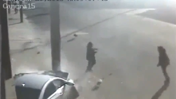 un hombre se salvo de que lo pise un auto gracias a un poste de luz un hombre se salvo de que lo pise un auto gracias a un poste de luz