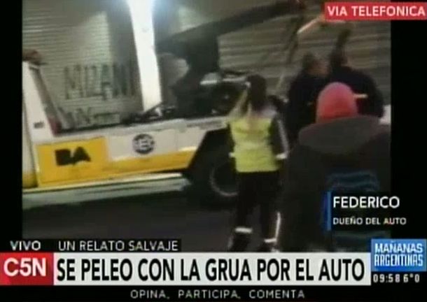 VIDEO: La grúa le quiso llevar la camioneta y terminó a las piñas