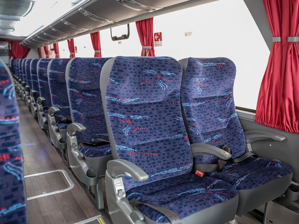 Quiso reclinar el asiento de un micro y perdió parte del dedo: recibirá una indemnización millonaria