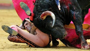 venganza: el momento en que un torero cae derrotado venganza: el momento en que un torero cae derrotado