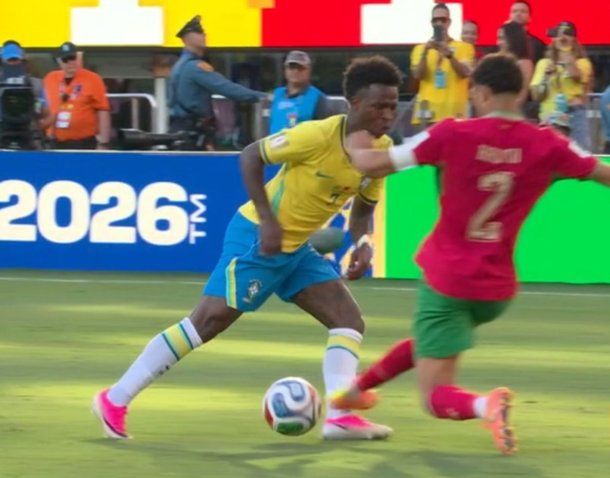 Polémica en Nueva Jersey: la plancha de Hakimi sobre Vinícius que el VAR no revisó
