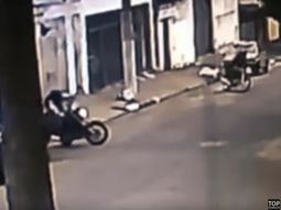 Un policía encubierto le disparó a un delincuente en moto que intentó robarle Un policía encubierto le disparó a un delincuente en moto que intentó robarle