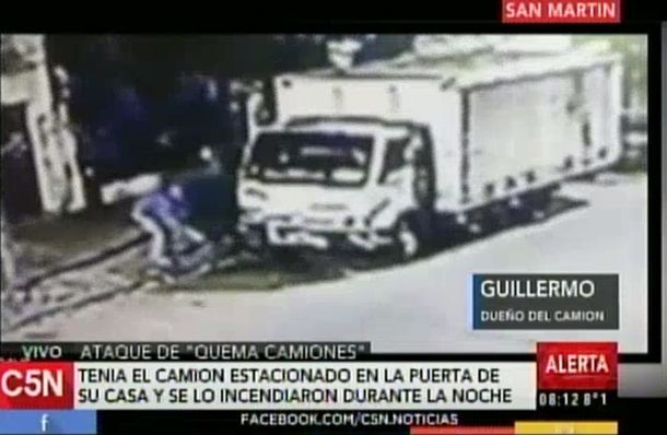 Le incendiaron el camión en la puerta de su casa: mirá el video