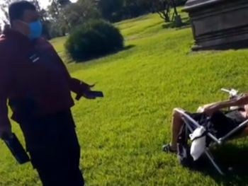 Ciudad: una señora rompió la cuarentena para tomar sol en una plaza