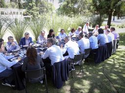 Macri siguió la disparada del dólar y la brusca caída de reservas comiendo asado en Olivos