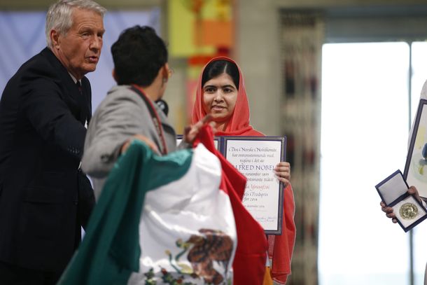 Un joven entró a la ceremonia del Nobel con una bandera mexicana manchada de rojo
