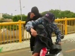 Motochorros quisieron asaltar a periodista mientras transmitía en vivo