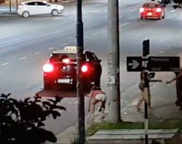 Video insólito en Mar del Plata: sube a un taxi y se le caen bolsas con droga