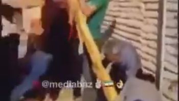 video: trataban de arreglar un poste de luz y terminaron todos electrocutados video: trataban de arreglar un poste de luz y terminaron todos electrocutados