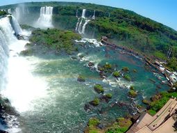 un derrumbe obligo a cerrar un sector del circuito de cataratas del iguazu un derrumbe obligo a cerrar un sector del circuito de cataratas del iguazu