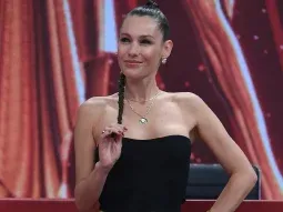 Pampita marca tendencia desde Miami con su microbikini total black