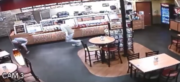 VIDEO: Policía fuera de servicio frustra un robo en un local de comida rápida