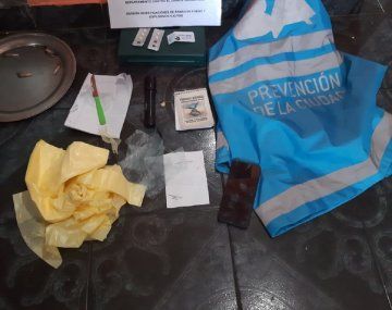 Descubren un kiosco de drogas frente a un colegio en Villa Lugano