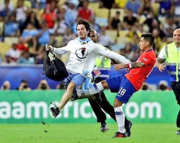 La brutal patada de un jugador chileno al hincha que se metió en la cancha: ¿puede ser sancionado?