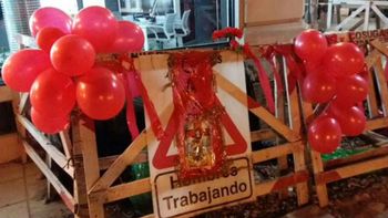 original reclamo: decoran con el gauchito gil un bache de 6 meses original reclamo: decoran con el gauchito gil un bache de 6 meses