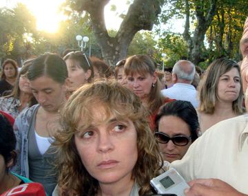 Carlos Bustamante junto a su mujer, Verónica González, durante una marcha por su hijo Gastón