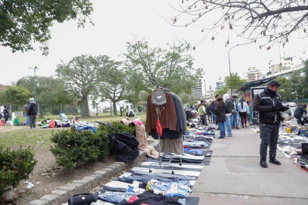 Desalojan a más de 2 mil manteros que ocupaban el Parque Centenario.