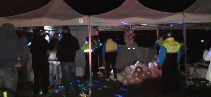 Fiesta clandestina: cumpleaños de 15 con más de 150 personas