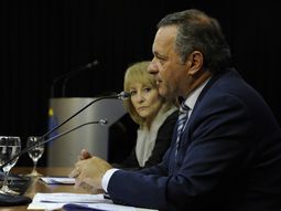 Carolina Cosse acusó al Partido Nacional de estar detrás de la denuncia falsa contra Yamandú Orsi y Álvaro Delgado le respondió. Carolina Cosse acusó al Partido Nacional de estar detrás de la denuncia falsa contra Yamandú Orsi y Álvaro Delgado le respondió.