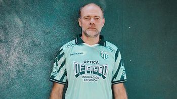 laferrere presento su nueva camiseta con un historico actor de okupas: vos sos un pancho laferrere presento su nueva camiseta con un historico actor de okupas: vos sos un pancho