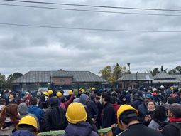 Contra el ajuste: multitudinaria marcha en la puerta del country donde vive Luis Caputo