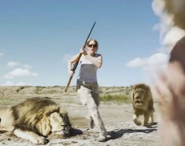 La venganza de un león contra cazadores