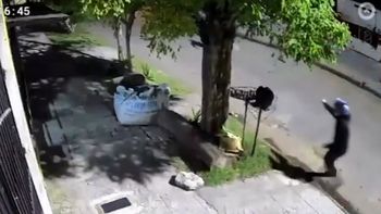 La secuencia quedó registrada por una cámara de seguridad de la cuadra, donde se observa el momento en que los delincuentes interceptan a la víctima. La secuencia quedó registrada por una cámara de seguridad de la cuadra, donde se observa el momento en que los delincuentes interceptan a la víctima.
