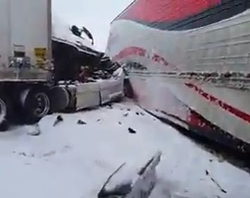 Impactante choque de 60 vehículos