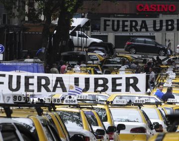 Taxistas demandarán a una intendencia por la instalación de Uber