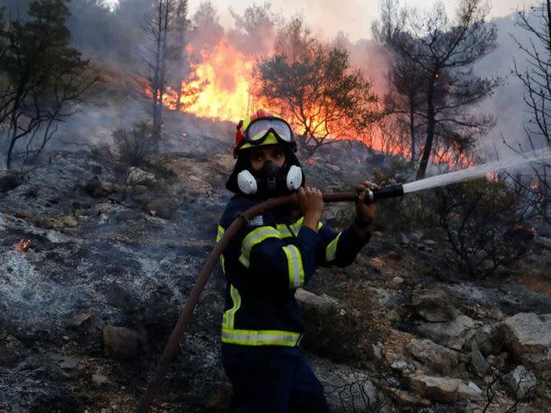 Incendios en Grecia: evacúan a seis pueblos en el norte de Atenas