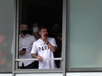 Lionel Messi ya paseó con el barbijo del PSG