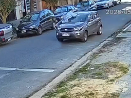 una mujer se subio al capot de su auto para evitar que se lo roben y la arrastraron 50 metros una mujer se subio al capot de su auto para evitar que se lo roben y la arrastraron 50 metros