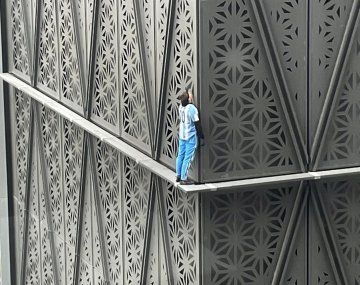 Bomberos rescataron al hombre araña que escaló un edificio en Puerto Madero