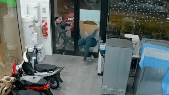 Destrozaron la puerta de un local en Bell Ville y se robaron varios celulares Destrozaron la puerta de un local en Bell Ville y se robaron varios celulares