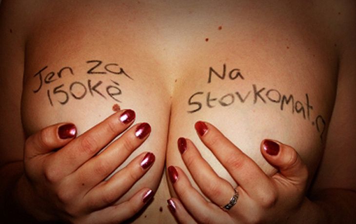 Una mujer ofrece sus senos para uso publicitario
