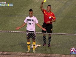 Un jugador fue amonestado tras pedirle casamiento a su novia Un jugador fue amonestado tras pedirle casamiento a su novia