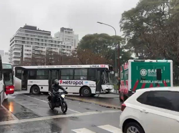 Violento choque de dos colectivos en Villa Luro.