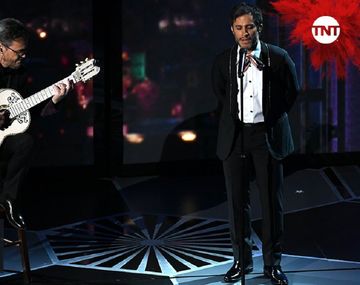 Gael García Bernal cantando Remember me