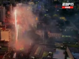 locura en avellaneda: la multitudinaria llegada del micro de racing antes del duelo decisivo ante flamengo locura en avellaneda: la multitudinaria llegada del micro de racing antes del duelo decisivo ante flamengo