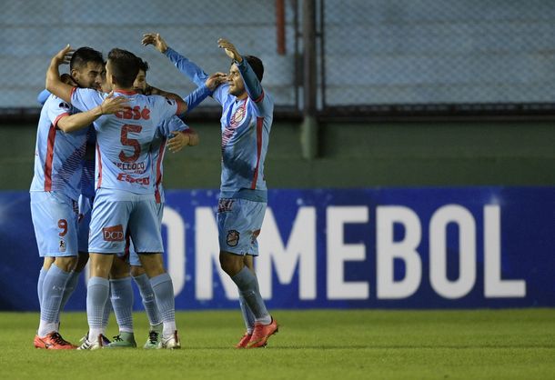 Mientras pelea el descenso, Arsenal aplastó al Juan Aurich y avanzó en la Copa