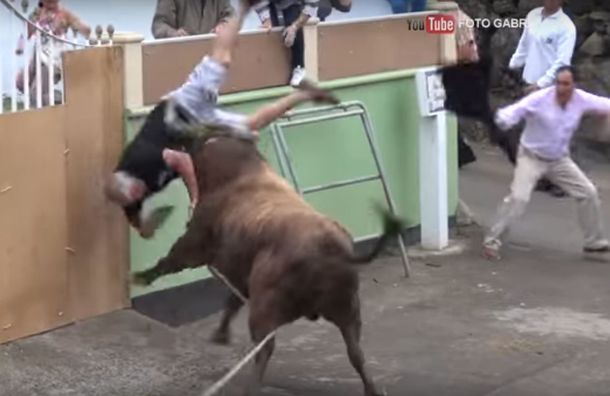 Filmaba una corrida de toros y terminó mal