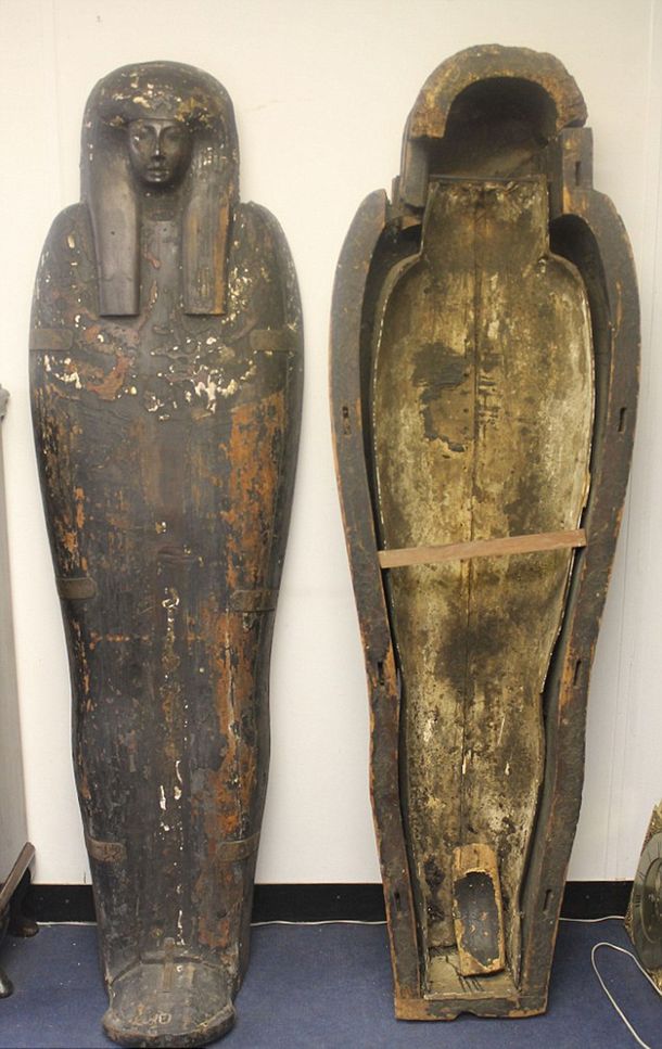Encuentran un sarcófago egipcio en el living de una casa en Inglaterra