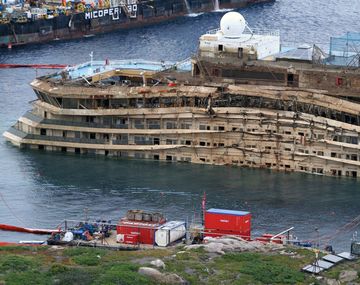 Así quedó el crucero Costa Concordia tras ser reflotado